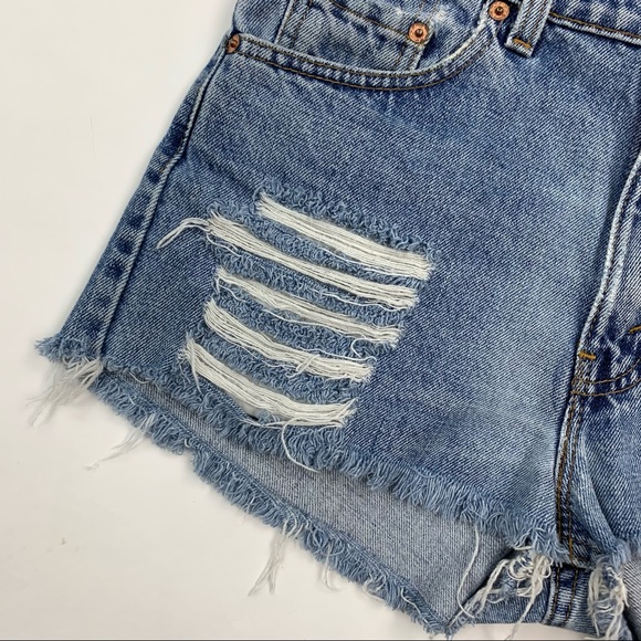 Levi’s Distressed Denim Cut Off Shorts Mens 30 Women’s 4/6 - Picture 2 of 11